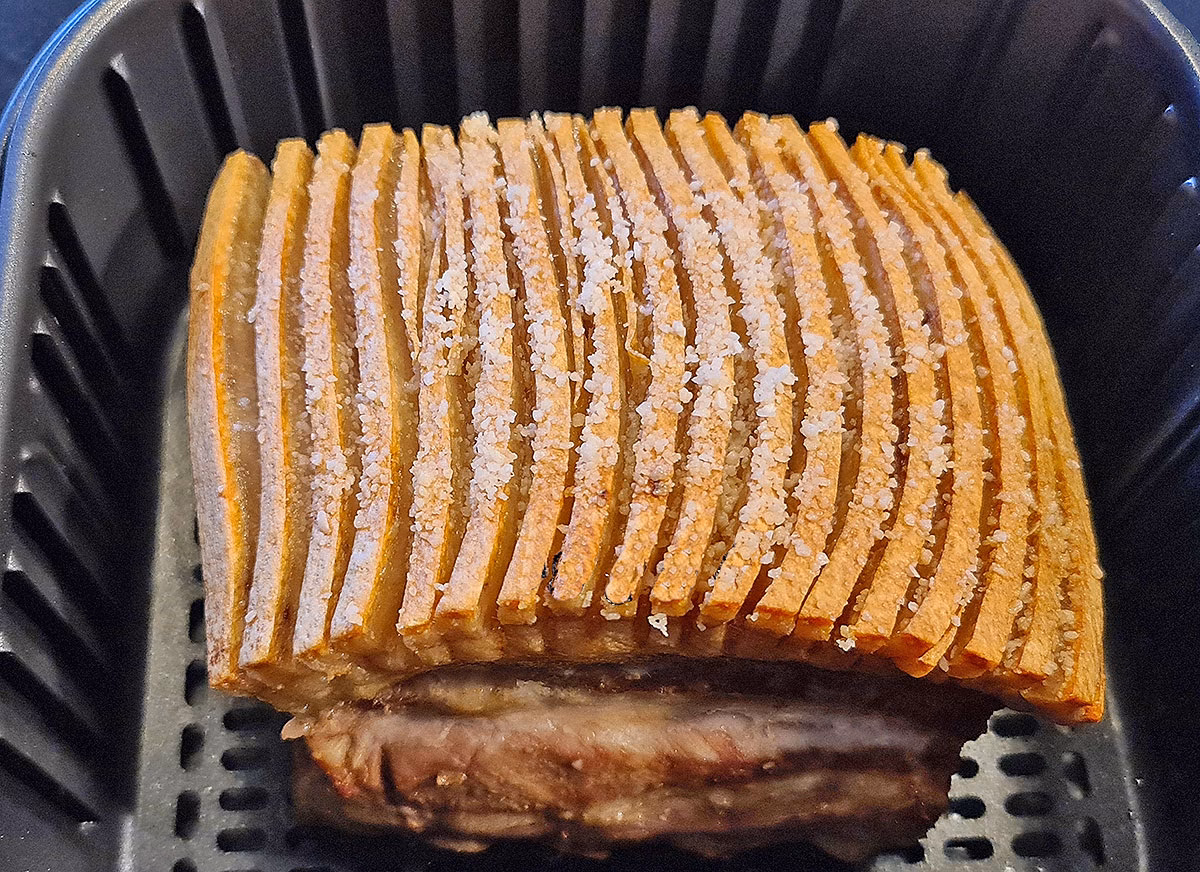 Hvor lang tid skal flæskesvær have i en airfryer?