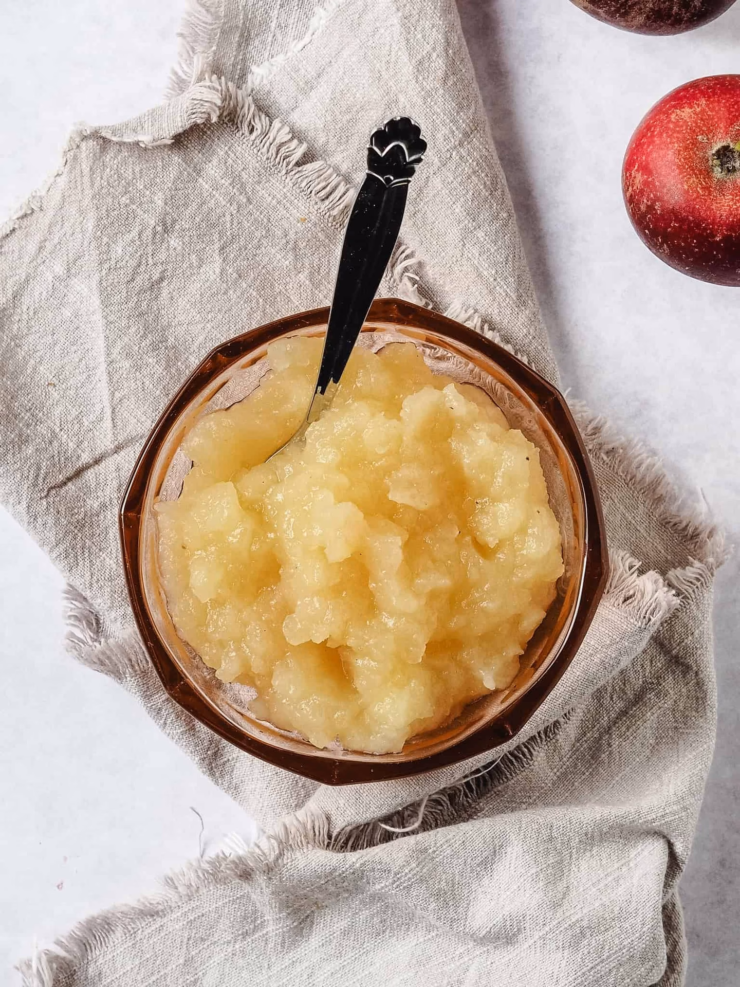 Hvad er forskellen mellem æblemost og æblejuice?