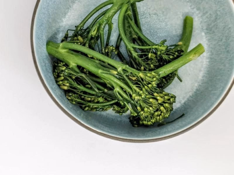 Hvor længe skal broccoli steges?