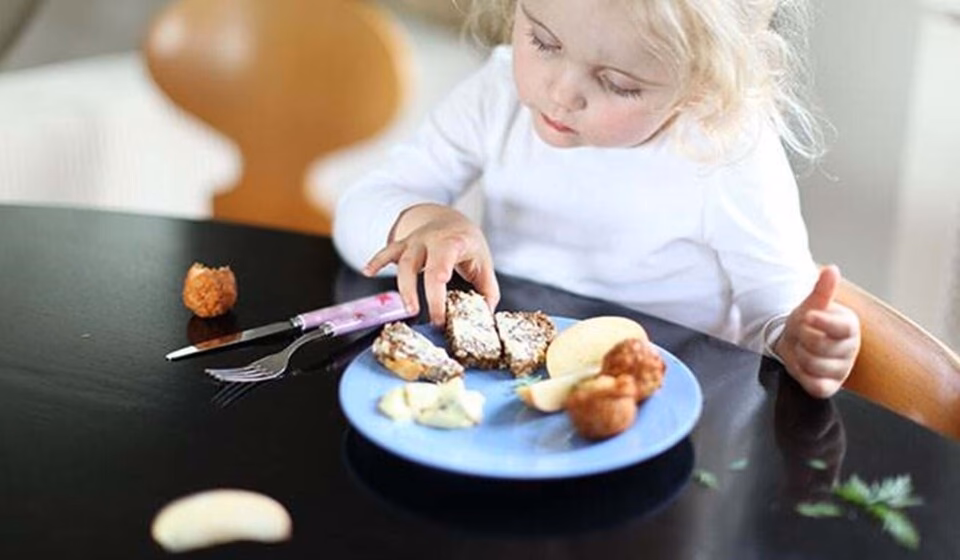 Hvor længe må baby sove uden mad?