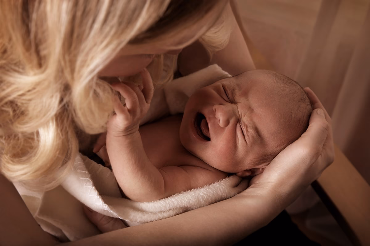 Hvorfor græder min baby efter amning?