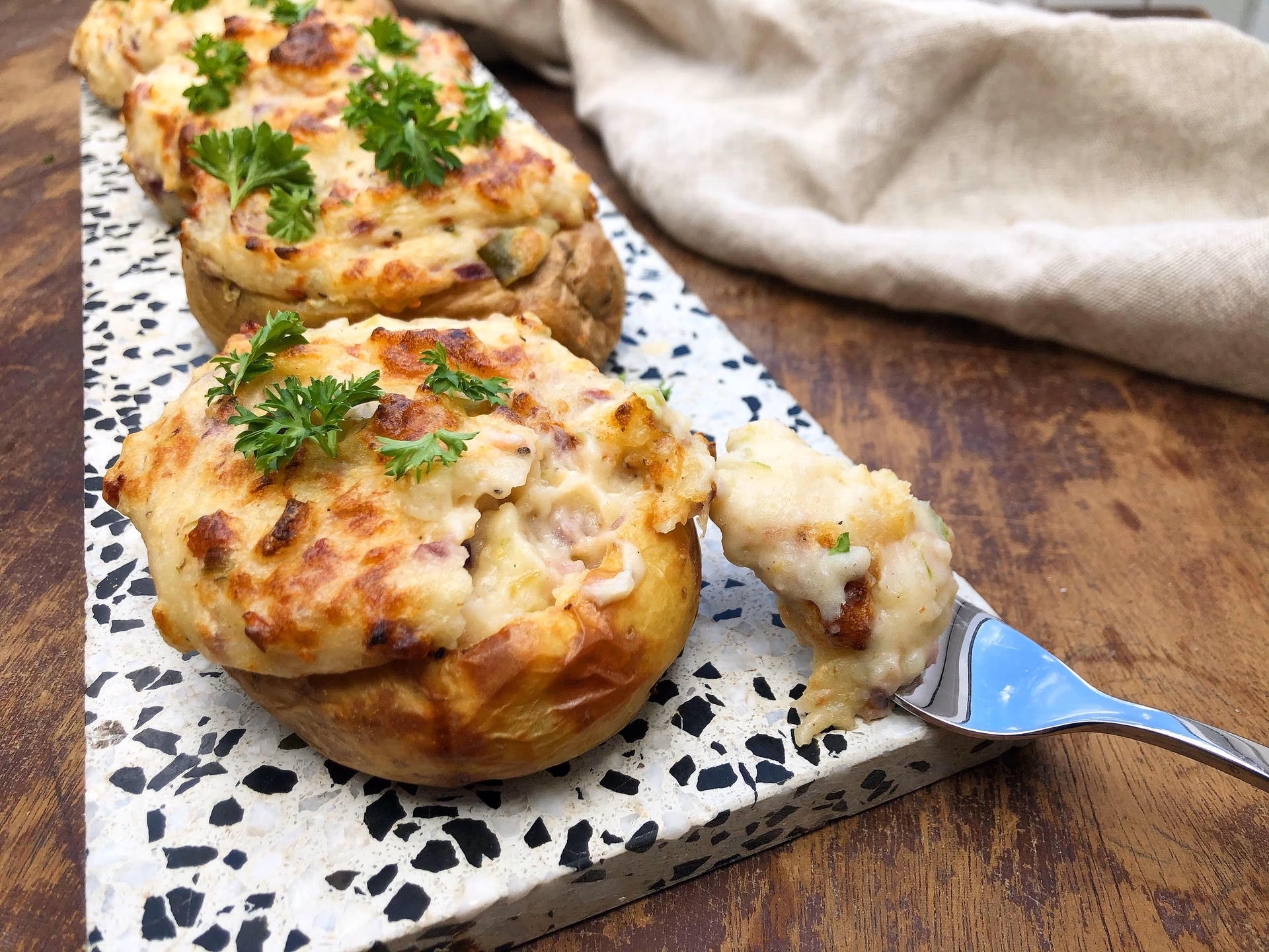 Hvorfor sølvpapir på bagekartofler?