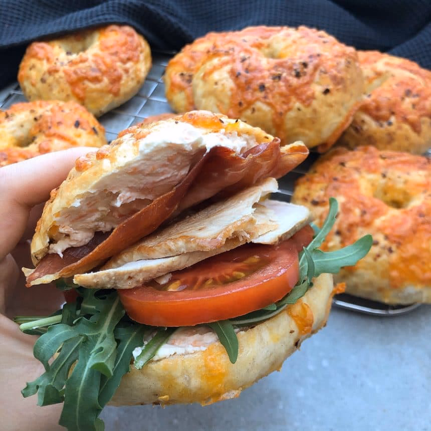 Hvad puttet man i en bagel?