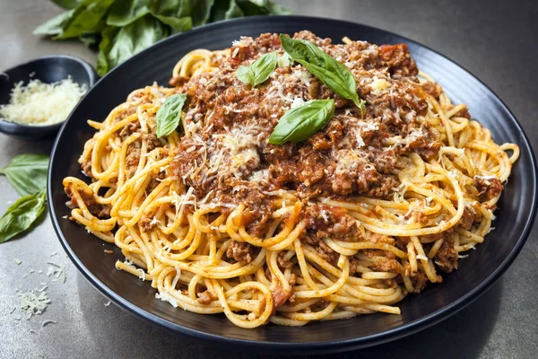 Hvad er forskellen på spaghetti Napoli og bolognese?