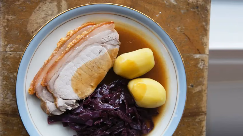 Hvordan får man sprød svær på en flæskesteg?