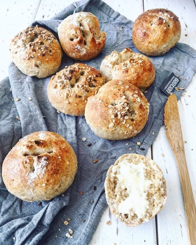 Hvor meget brød pr. person til brunch?