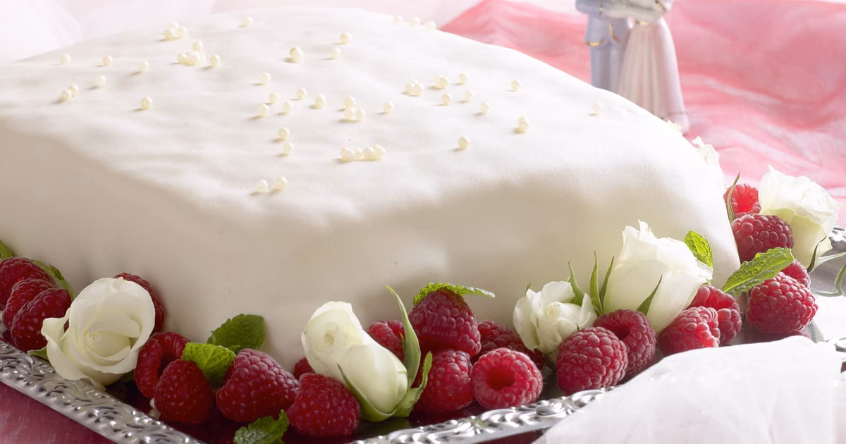 Hvad består en bryllupskage af?