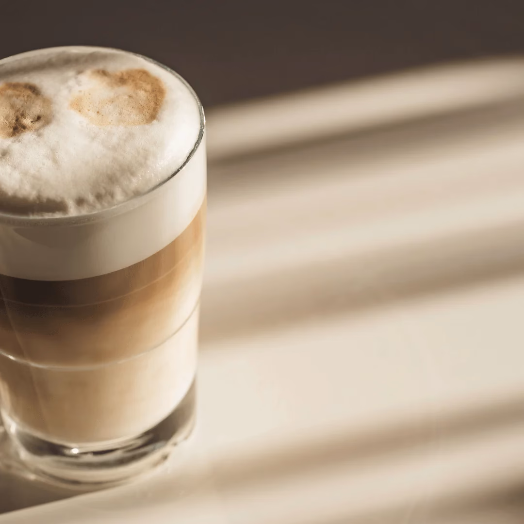 Hvad er forskellen på caffe latte og latte macchiato?