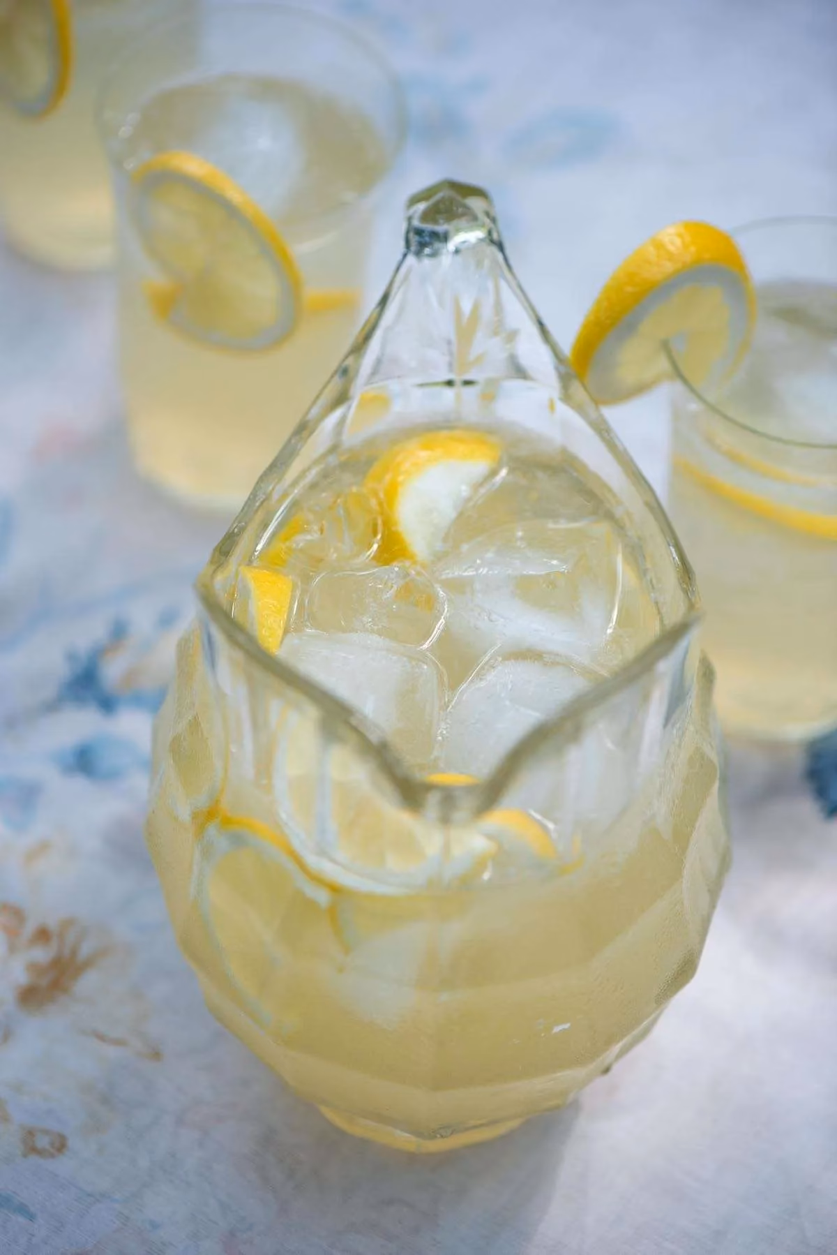 Hvor længe kan frisk citronsaft holde sig?