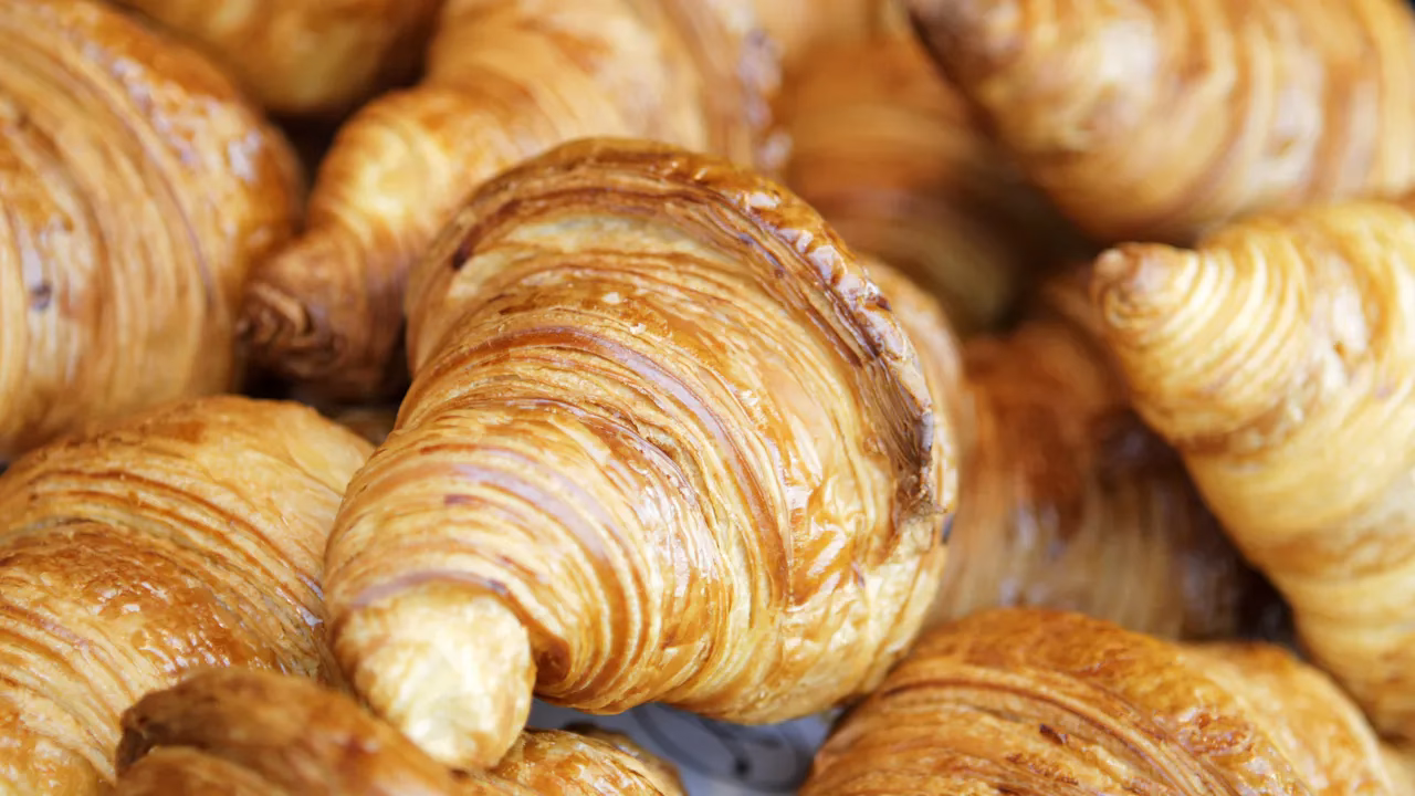 Hvorfor falder croissanter sammen?