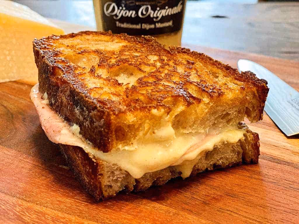 Hvad er forskellen på croque madame og croque monsieur?