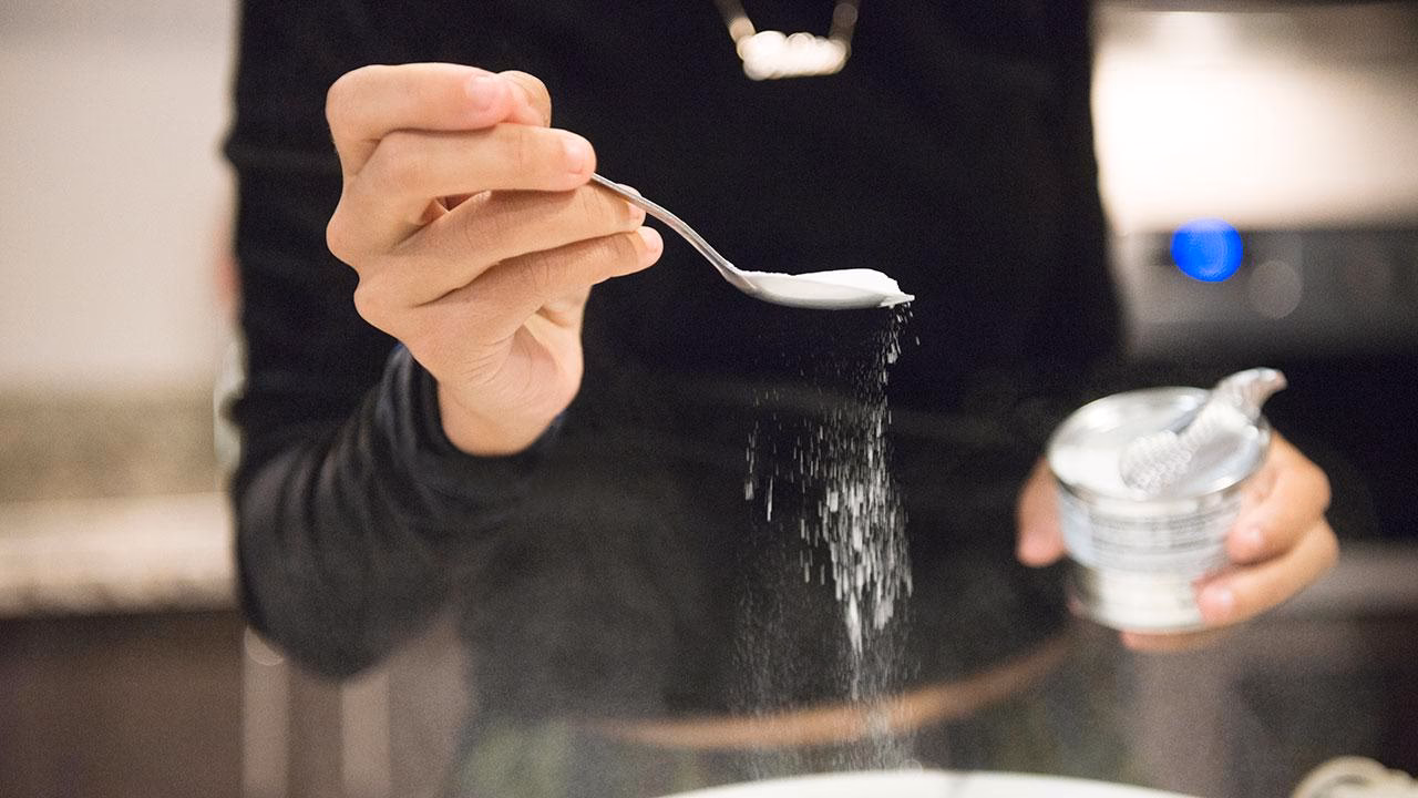 Hvor meget natron skal der i et glas vand?