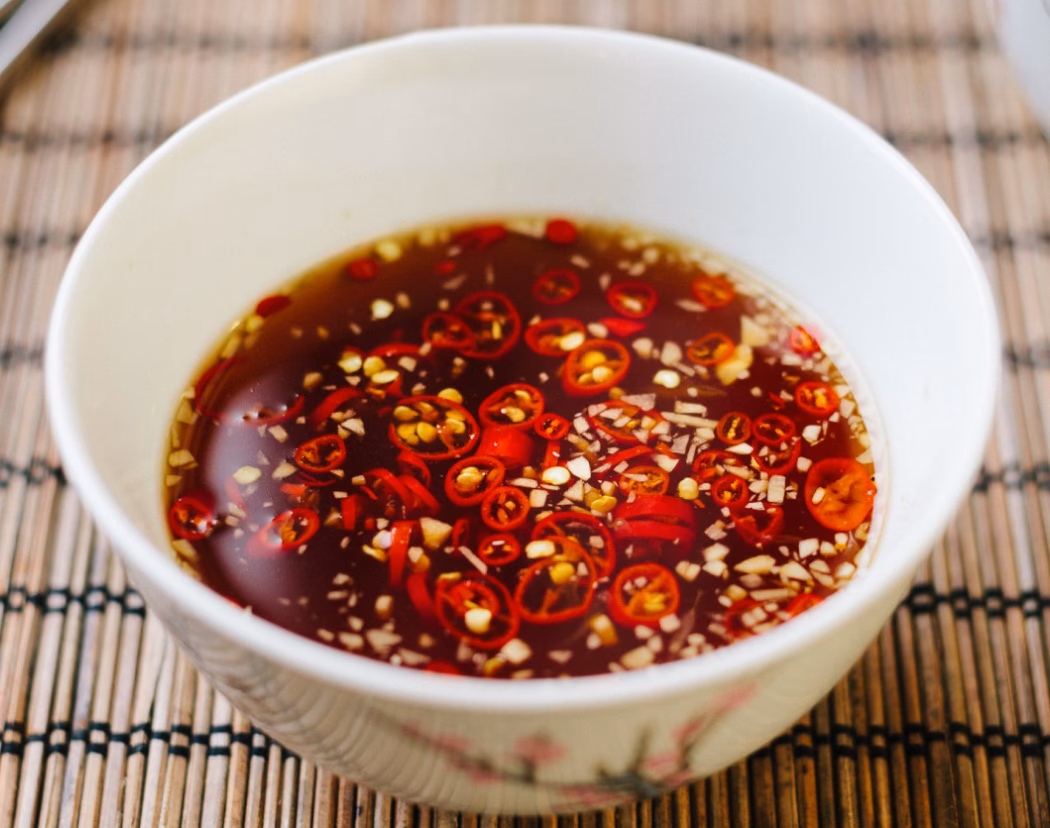 Hvad består fiskesauce af?