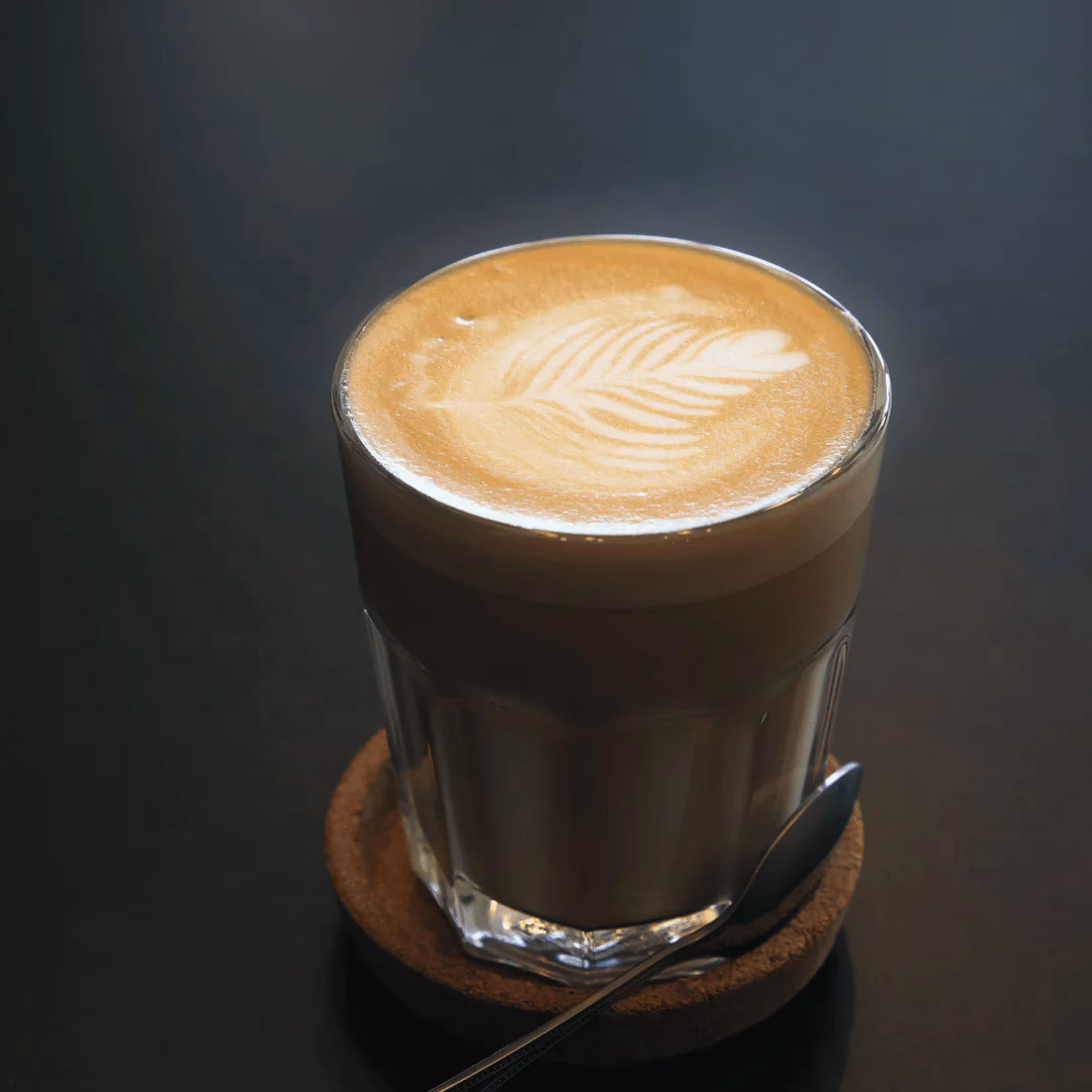 Hvad består en flat white af?