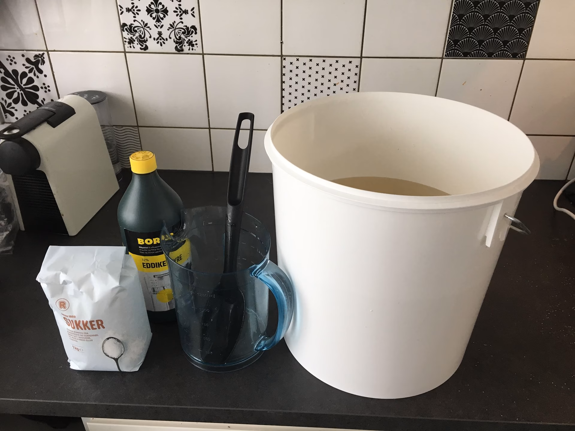 Hvordan laver man sukkervand til bier?