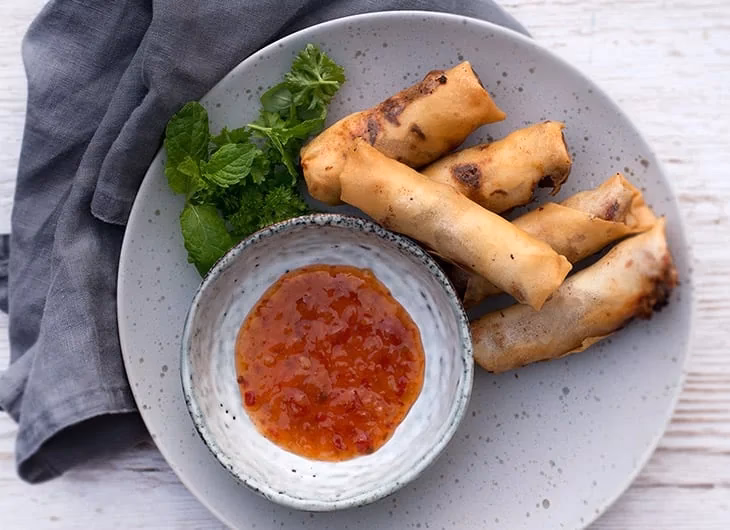 Hvad er forårsrulledej lavet af?