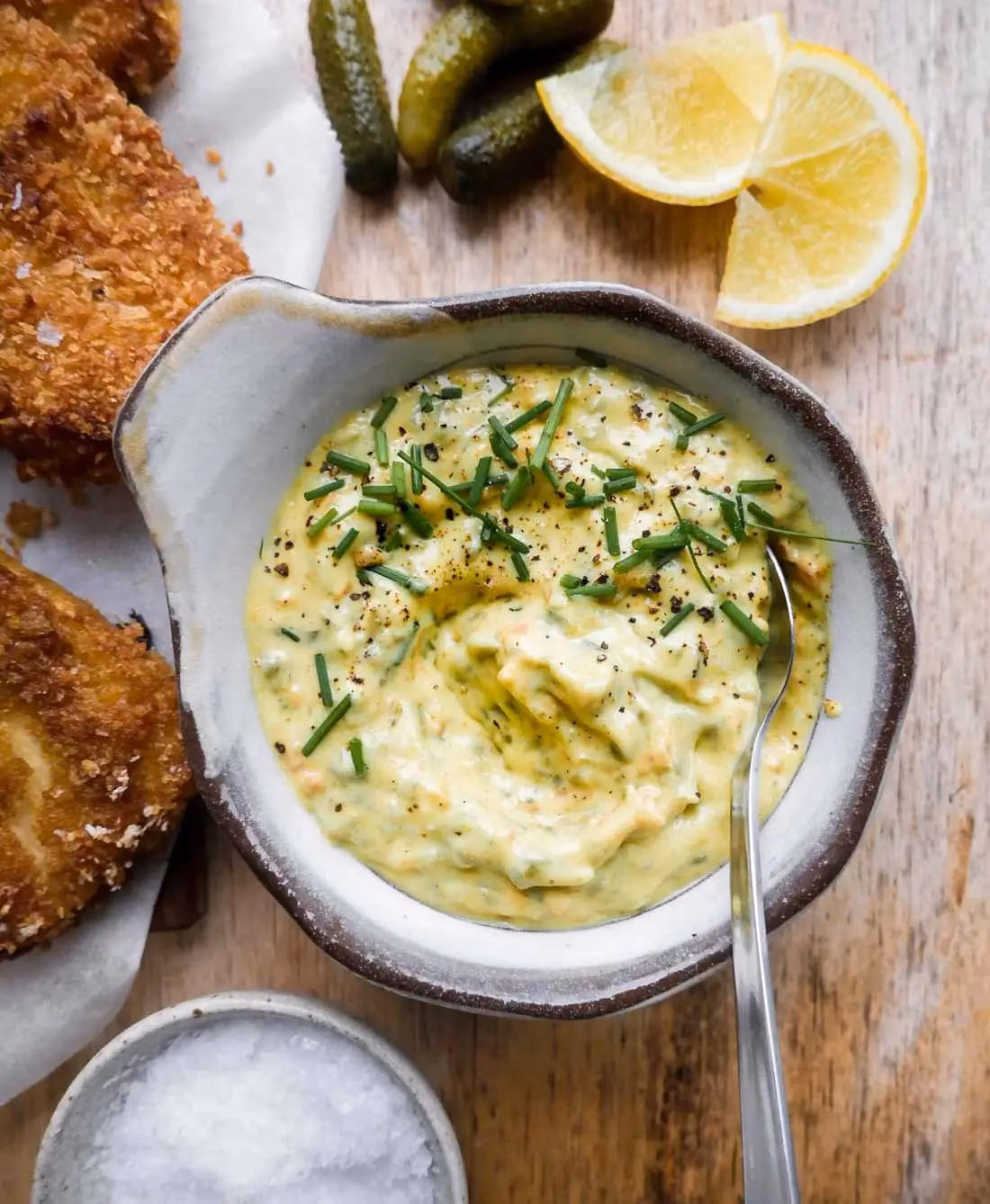 Hvad gør remoulade gul?