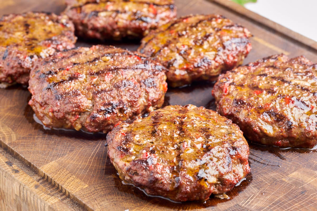 Hvor lang tid skal bøffer have på grillen?