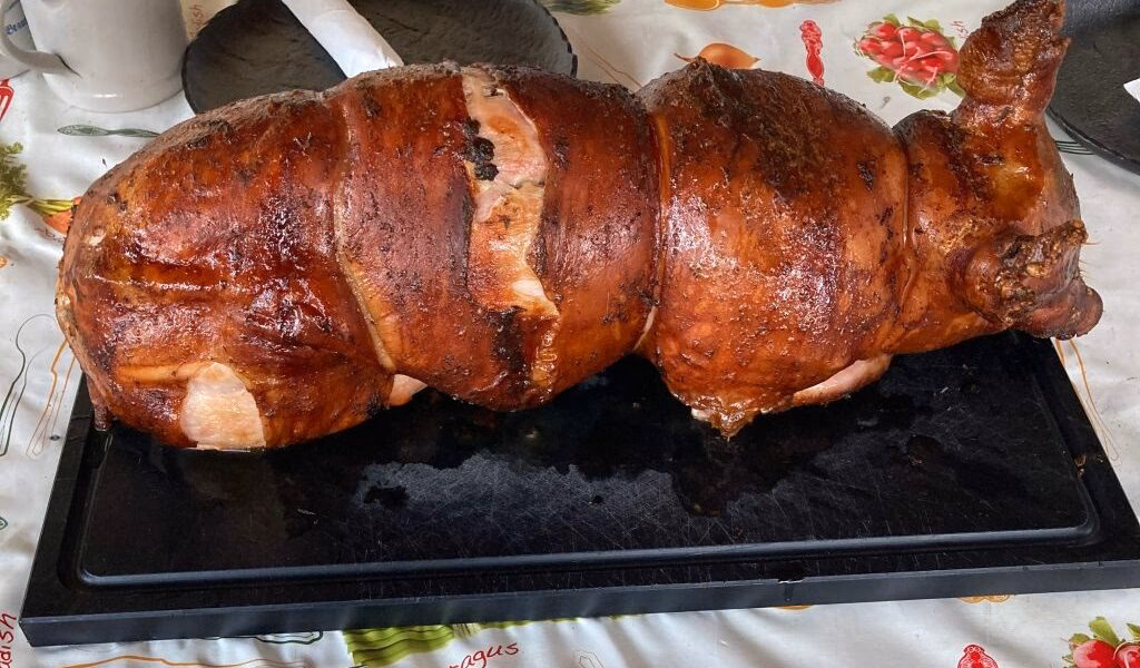 Hvor mange skal man være til helstegt pattegris?