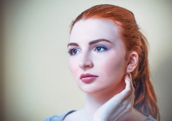 Hvordan farver man sit hår med henna?