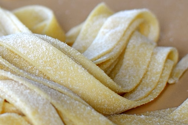 Hvor lang tid skal hjemmelavet pasta tørre?