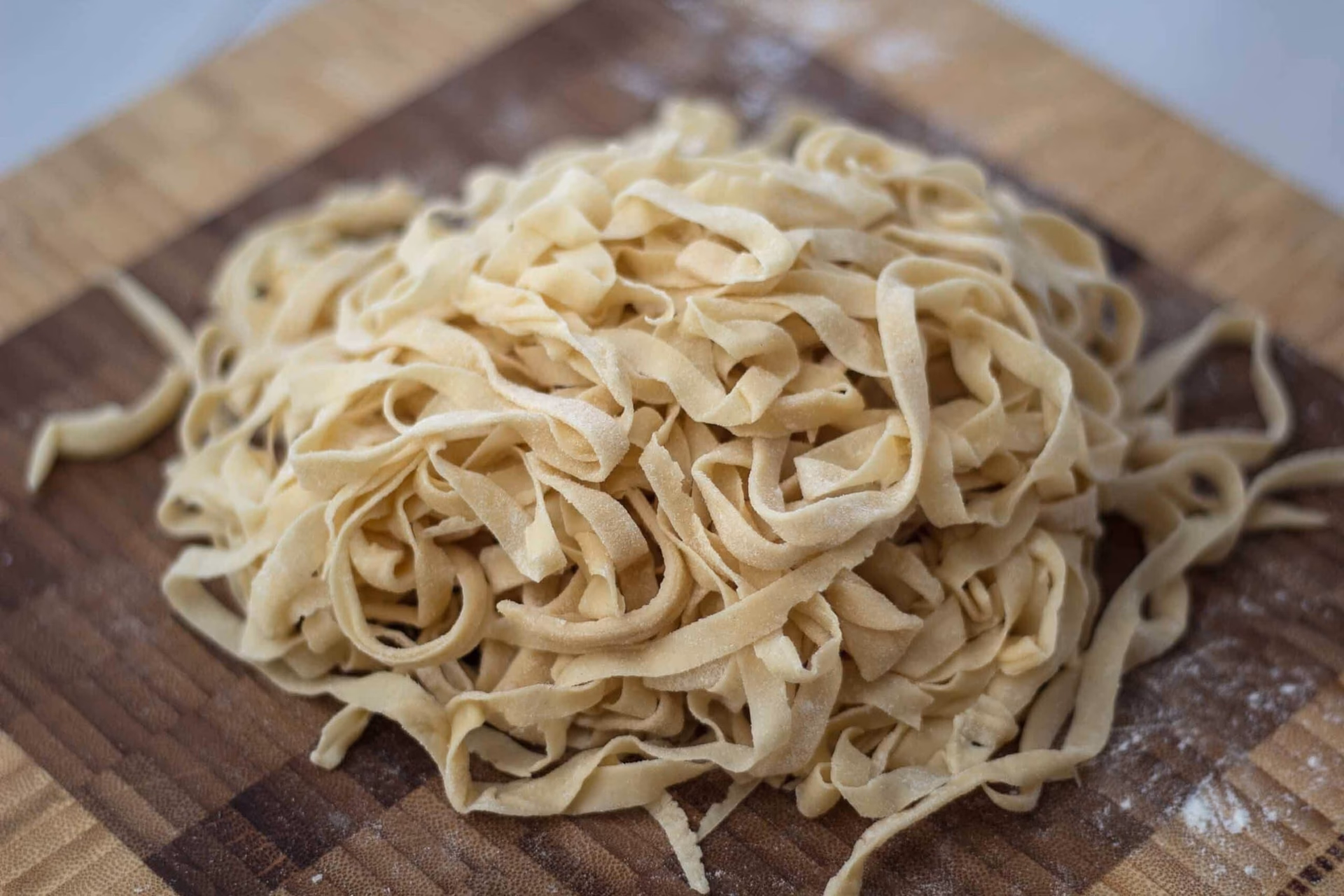 Hvor længe kan frisk hjemmelavet pasta holde sig?