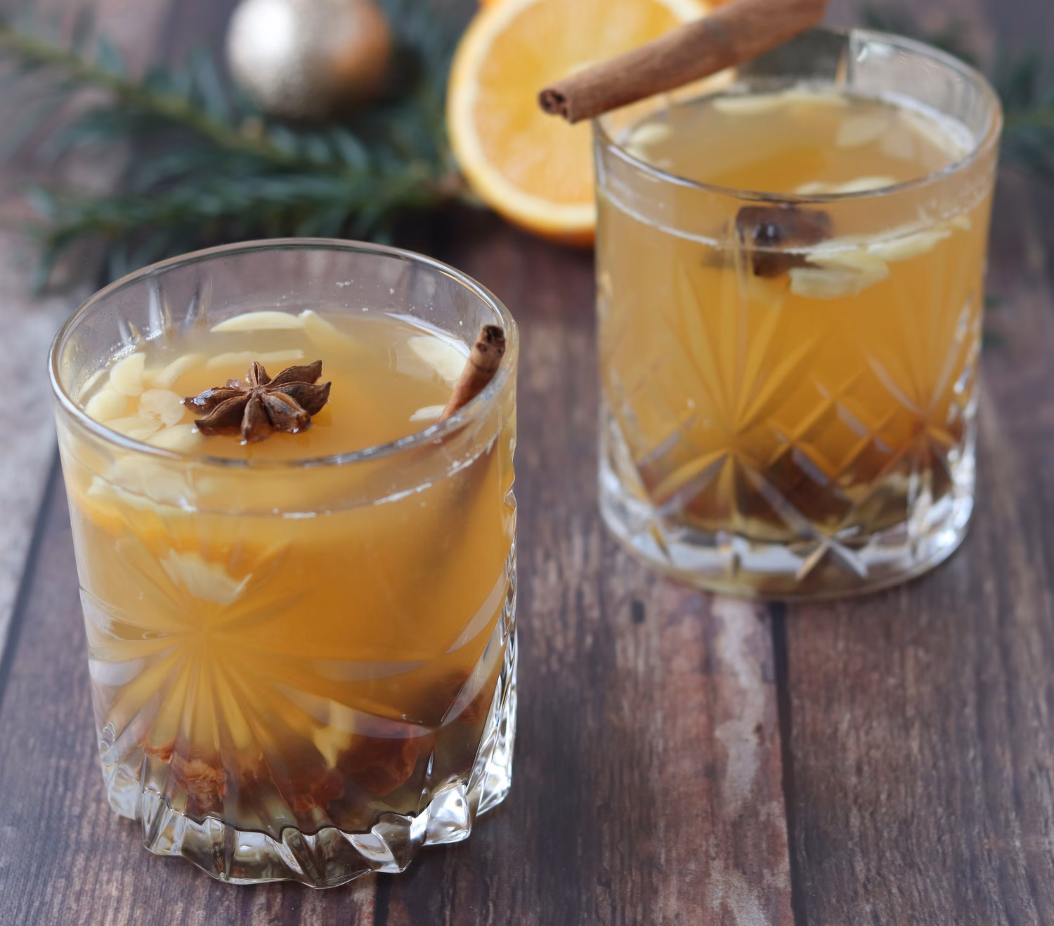 Hvad serveres til hvid gløgg?