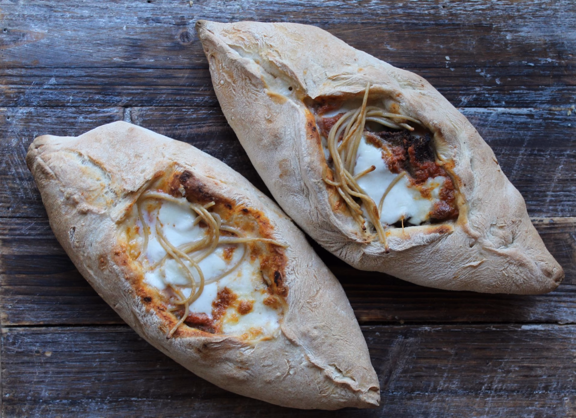 Hvordan opvarmer man en indbagt pizza?