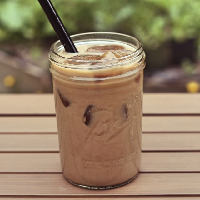 Hvordan laver man en iced latte?