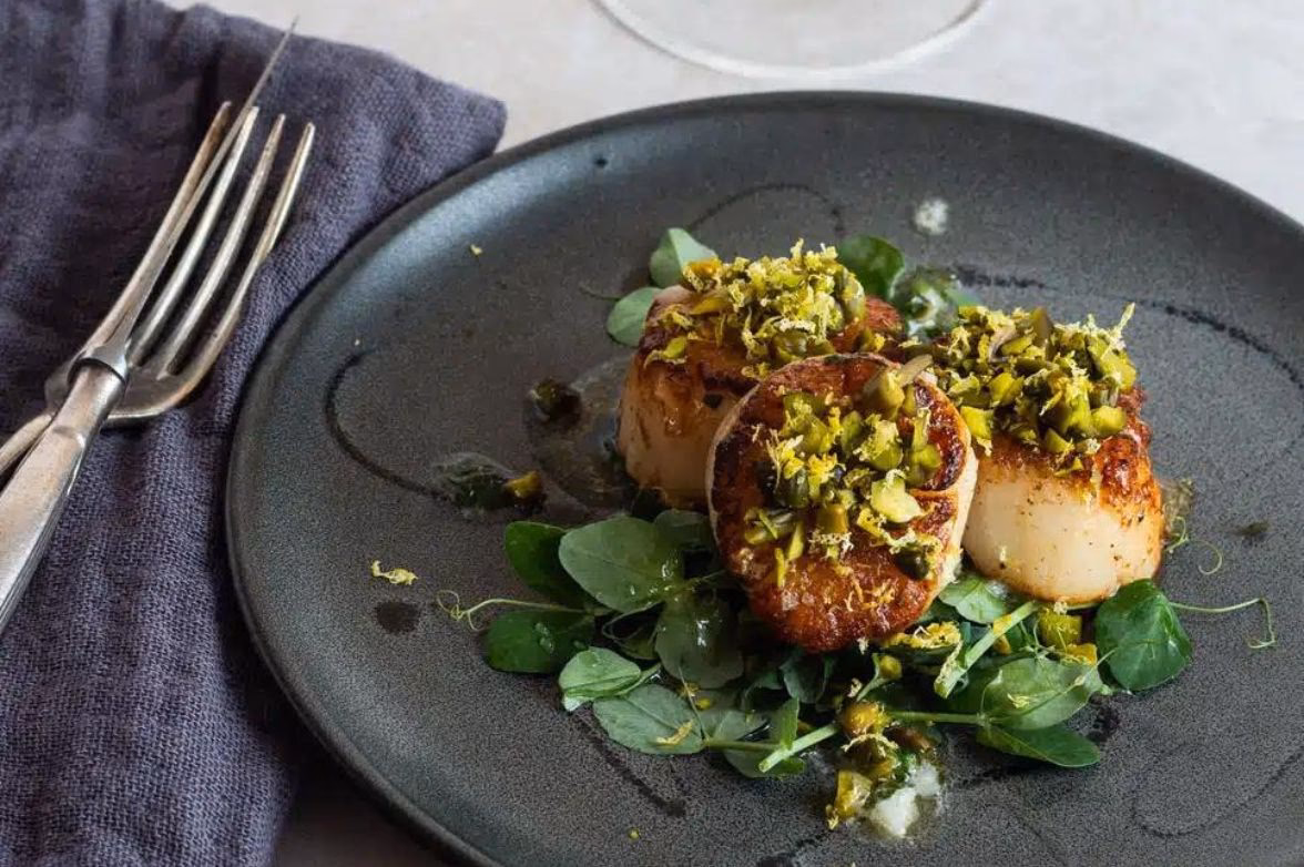 Hvor lang tid skal kammuslinger stege?