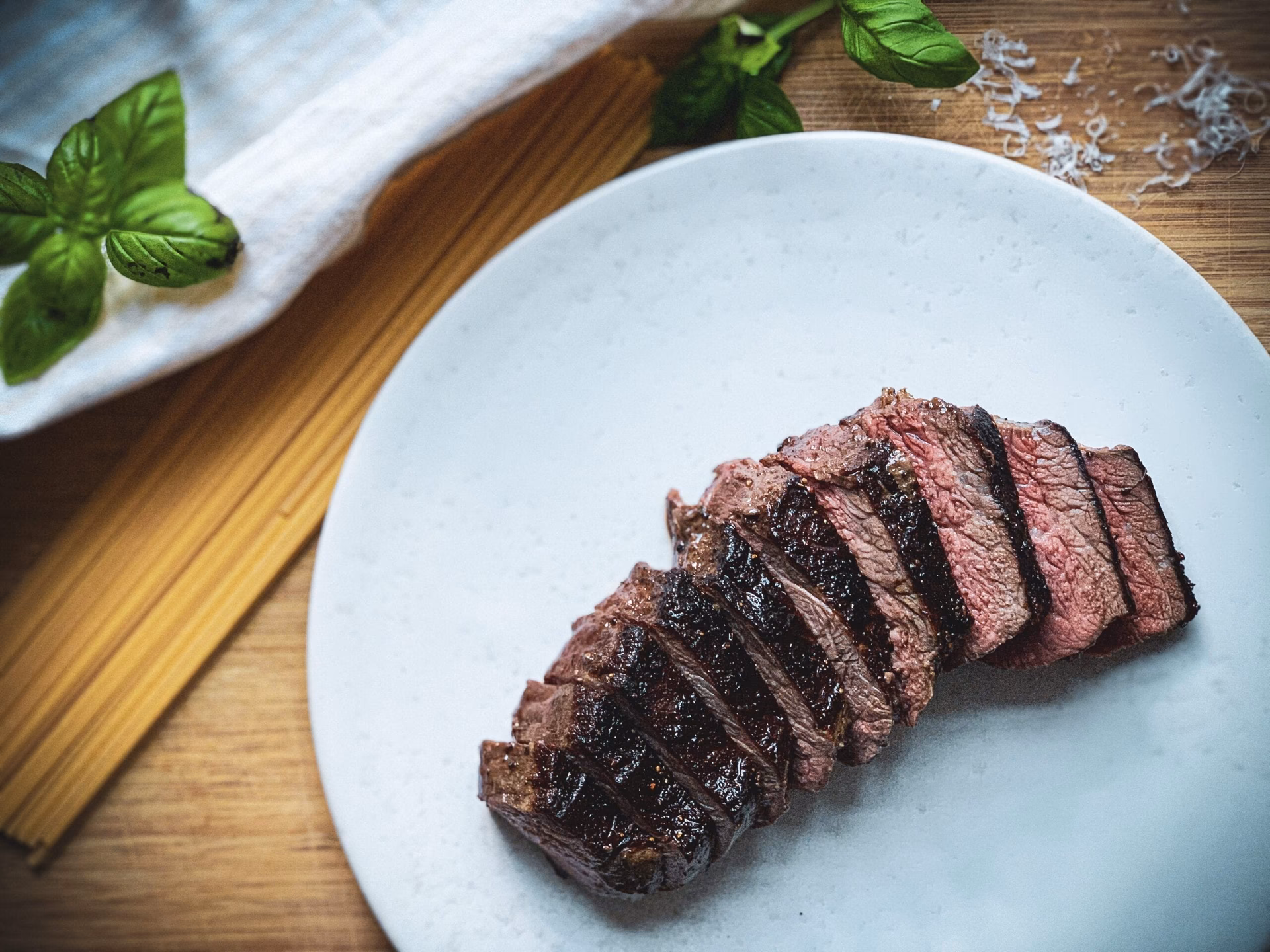 Hvor lang tid skal oksehøjreb have på grillen?