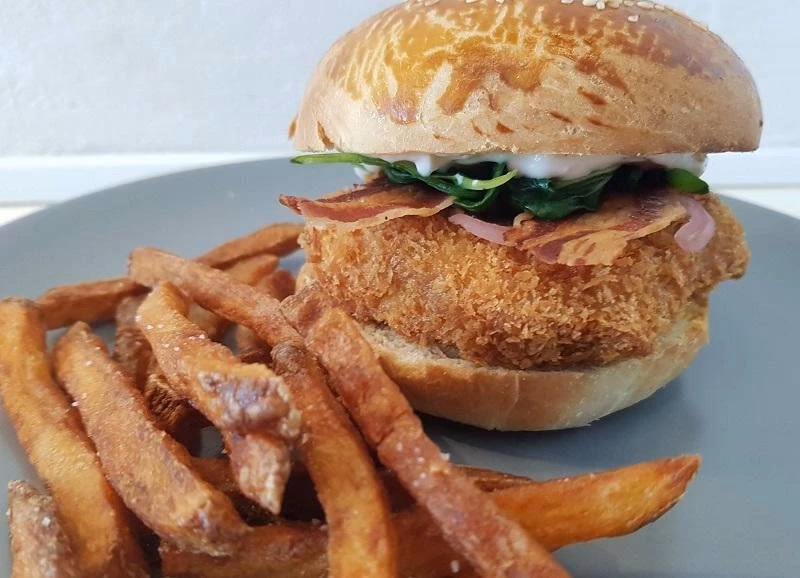 Hvor lang tid skal kyllingeburger have i airfryer?