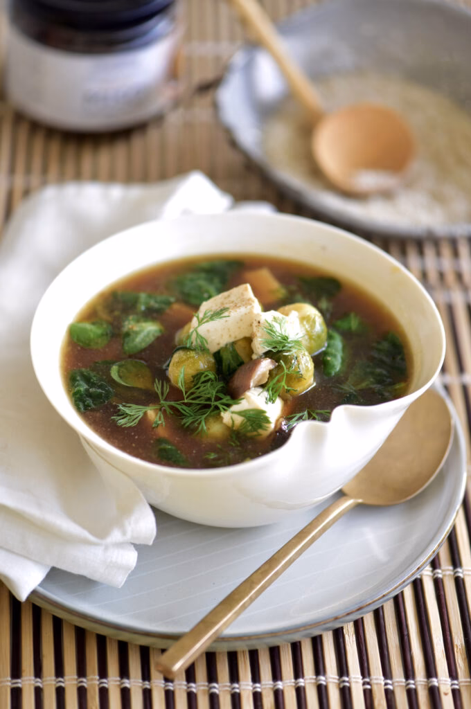 Hvad smager miso suppe af?