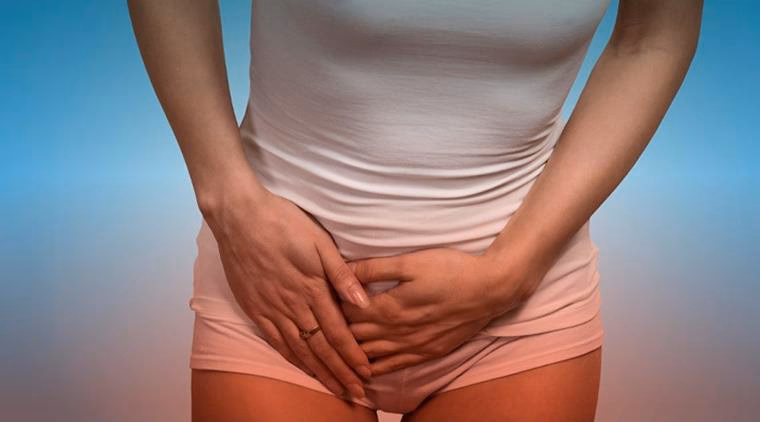 Hvad sidder under de nederste ribben i højre side?