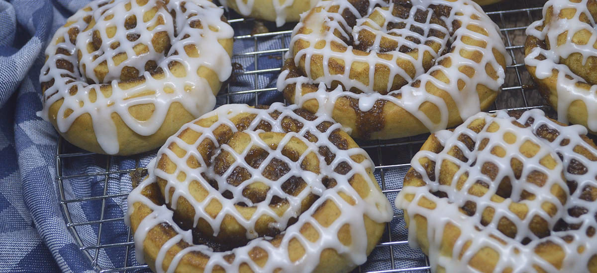 Kan man fryse kanelsnegle inden bagning?