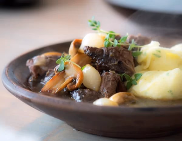 Hvilket kød bruger man til bøf bourguignon?