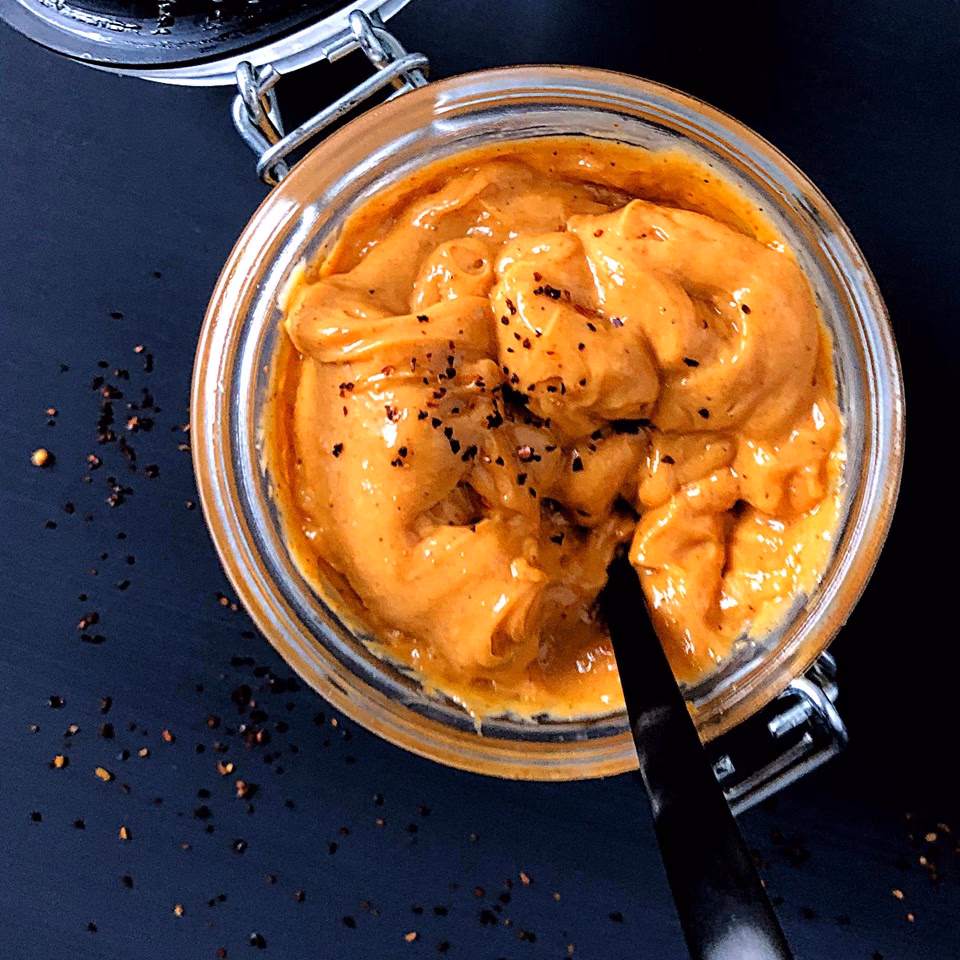 Hvordan laver man sriracha mayo?