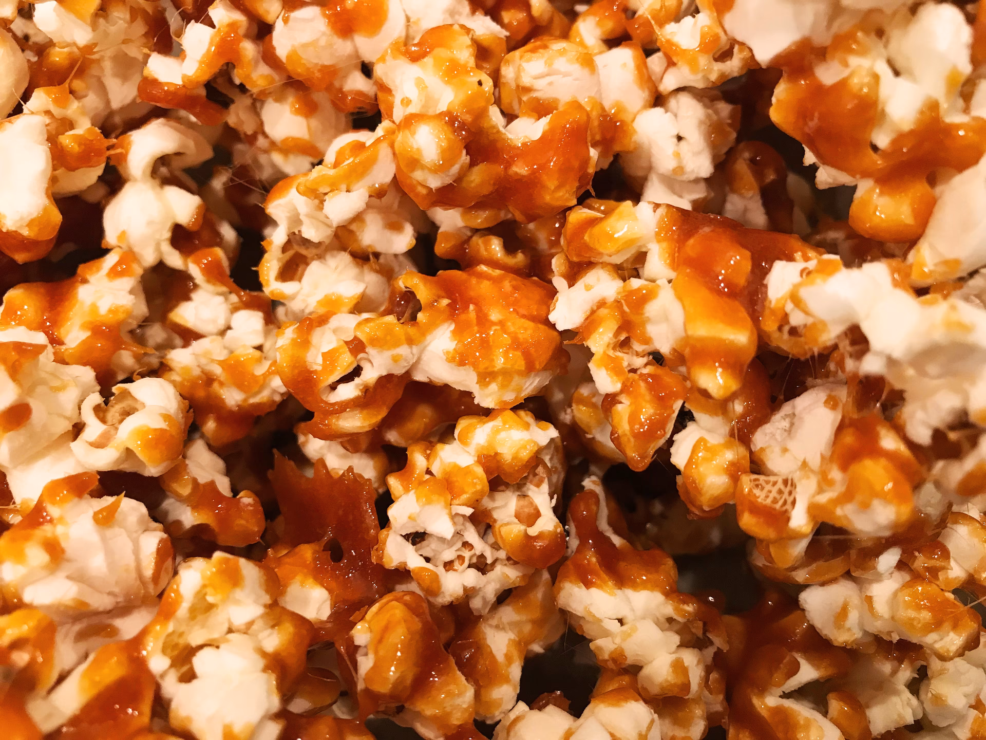 Hvor kan man købe karamel popcorn?