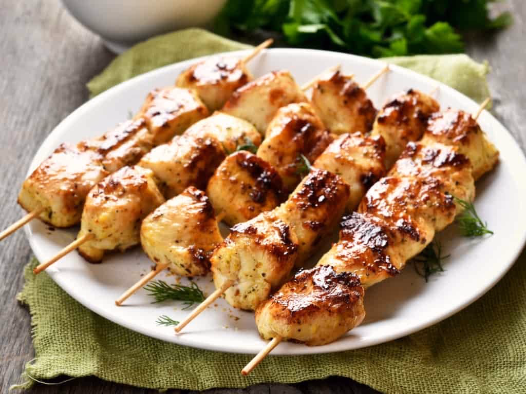 Hvordan tilbereder man frosne kyllingespyd?