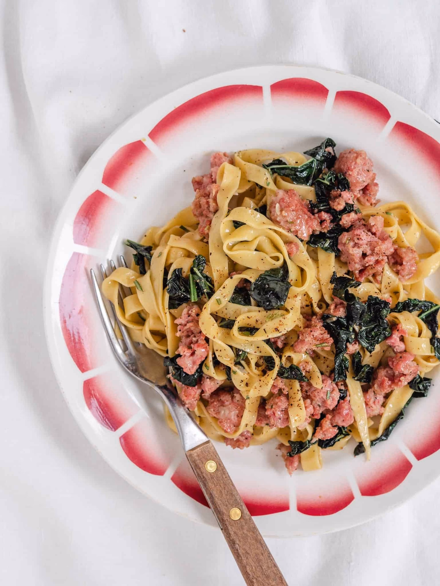 Kan man stege salsiccia pølser hele?