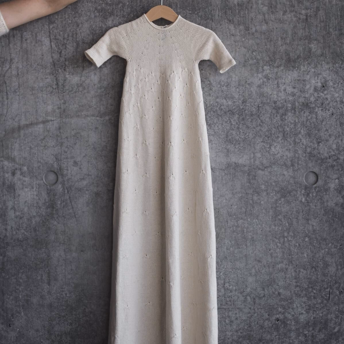 Hvordan sætter man sløjfe på dåbskjole?