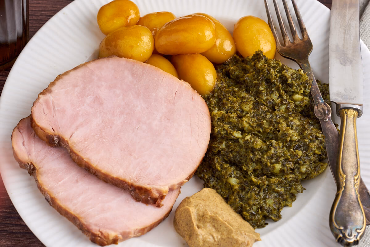 Hvad drikker man til grønlangkål og hamburgerryg?