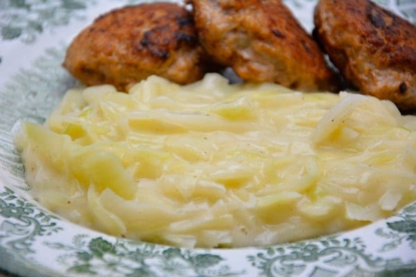 Hvor længe kan stuvet hvidkål holde sig i køleskab?