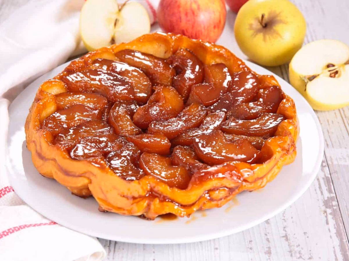 Hvad er der traditionelt oven på den franske kageklassiker Tarte Tatin?