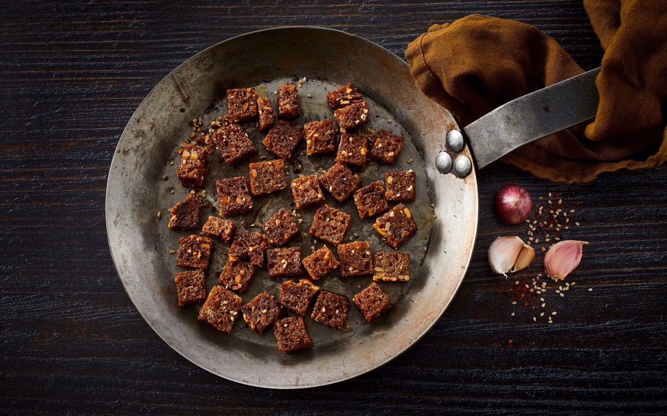 Kan man riste rugbrød på panden?