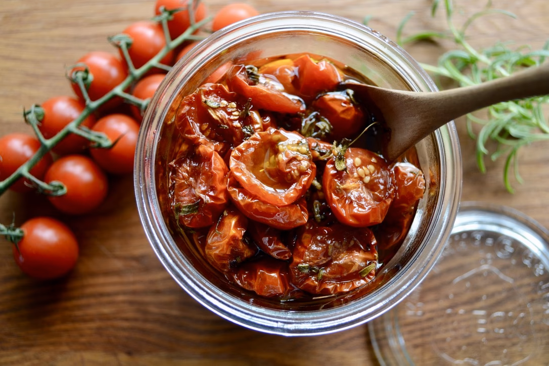 Hvad gør man med soltørrede tomater?