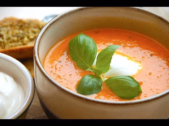 Kan man bruge friske tomater i stedet for hakkede?