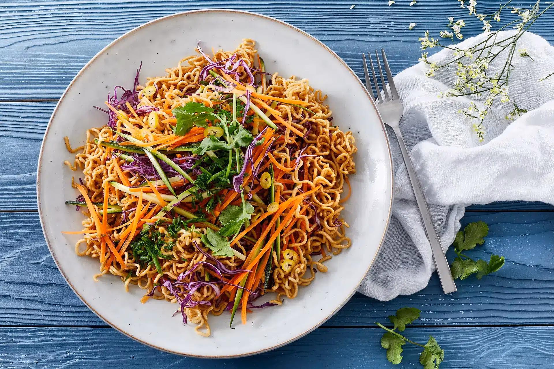 Kan man putte æg i nudler?