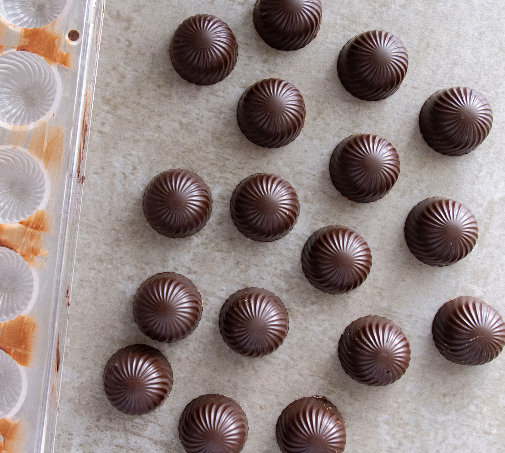 Hvordan får man fyldte chokolader ud af formen?