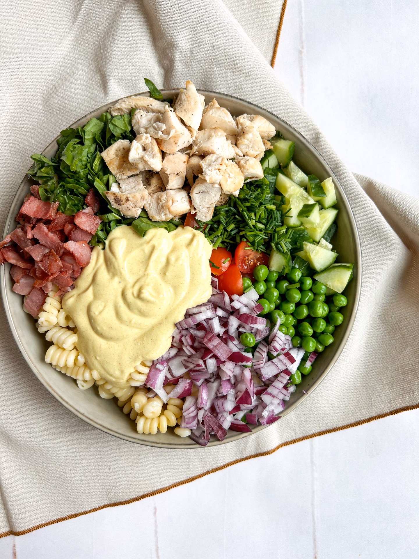 Hvor mange kalorier er der i en sandwich med kylling og bacon?